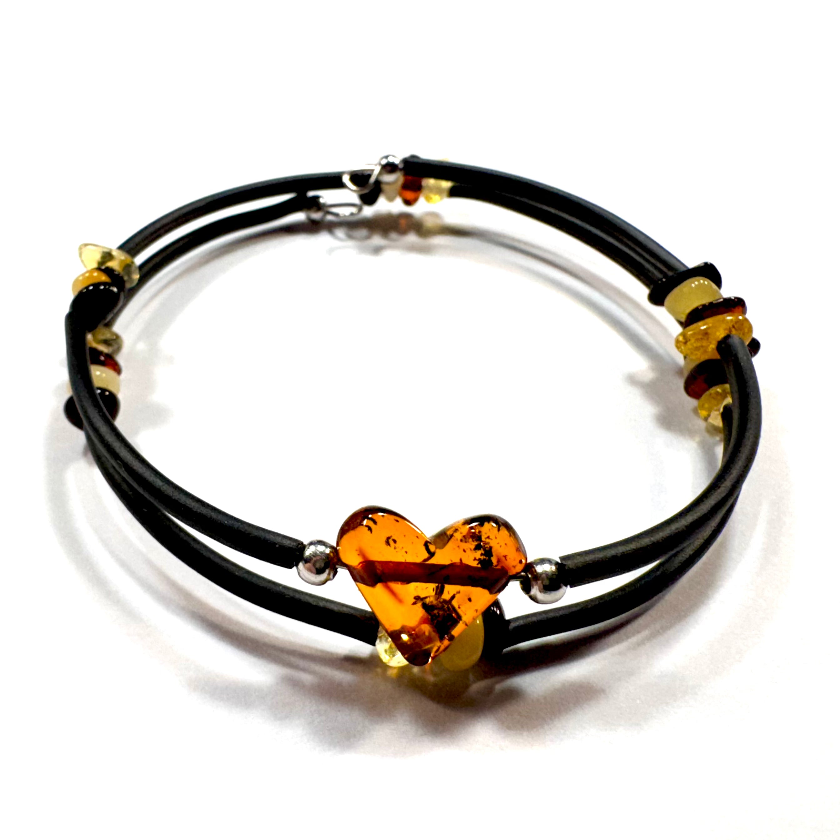 Elegantes Bernstein-Armband mit polierten Naturbernstein-Perlen mit einem Herz- in warmen Honigtönen und Silberdetails – stilvolles Schmuckstück für Damen